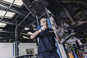 Mr Tyre mechanic changing break disk