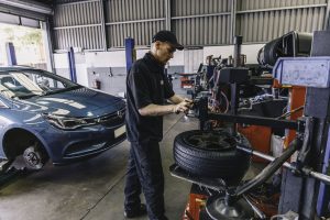 Mr Tyre mechanic tyre change